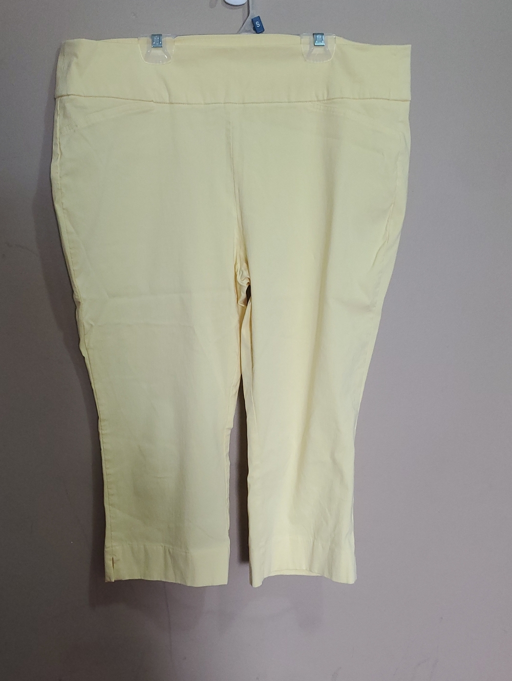 Ricki's Pale Yellow Capri Pants Size XL